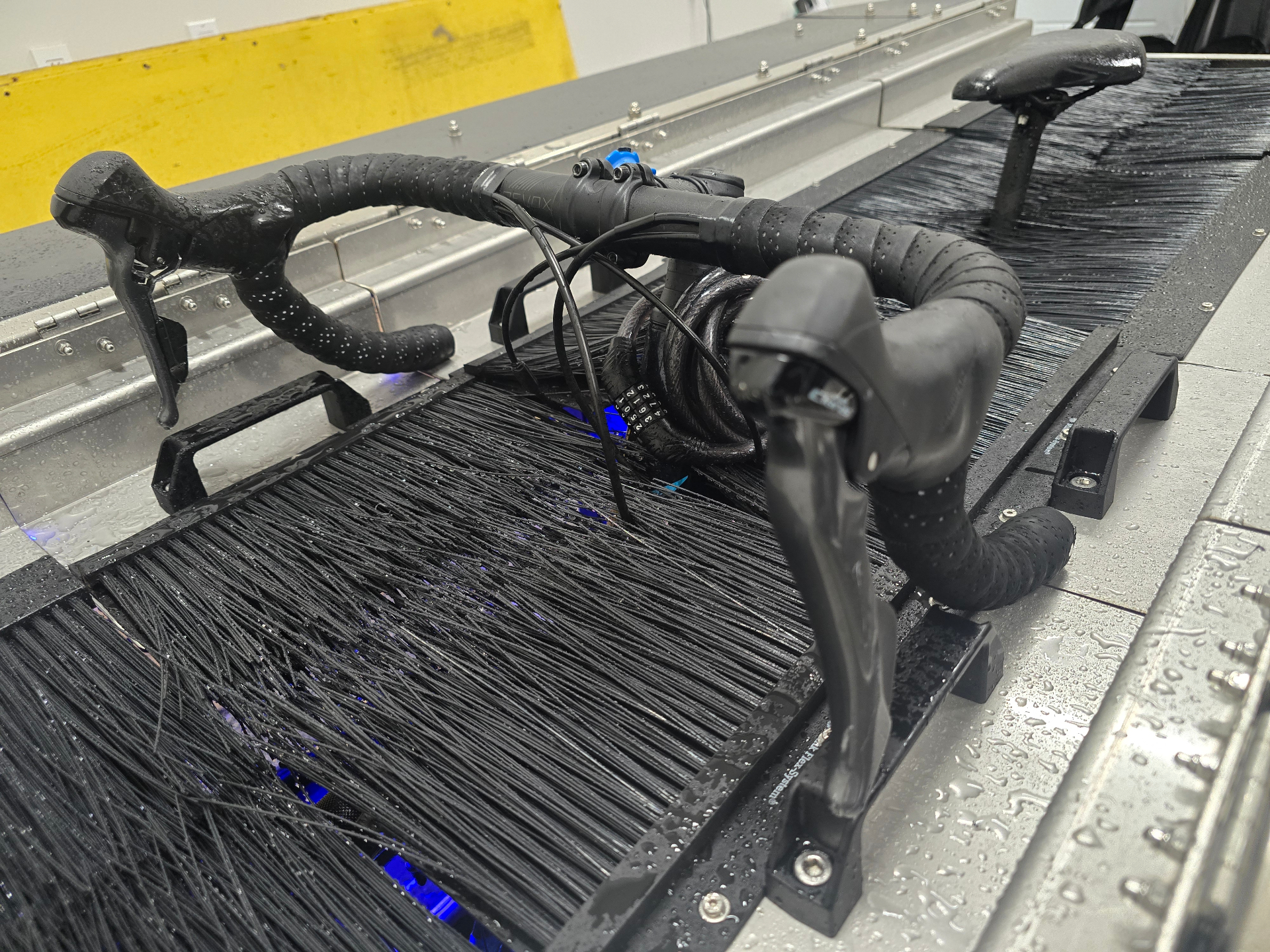 Vélo de route dans la machine cycleWASH pendant le lavage