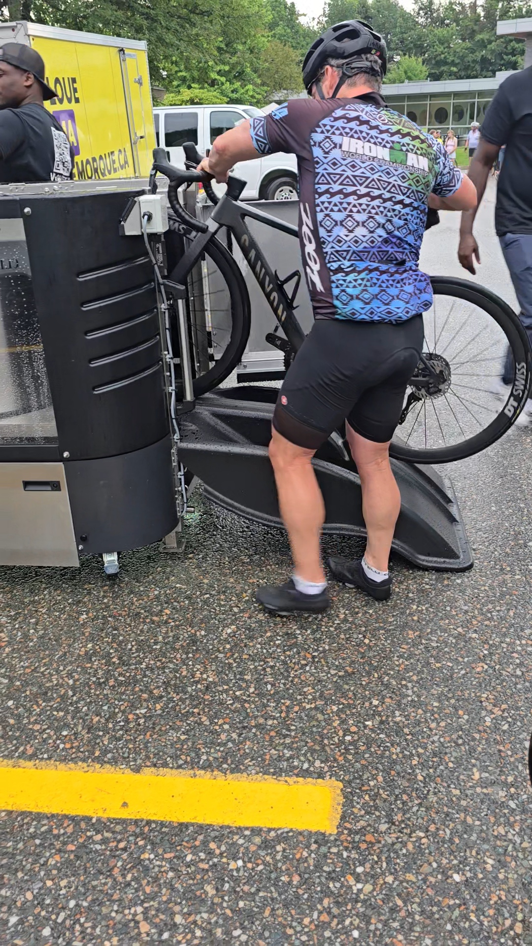 Cycliste installant son vélo dans la station Velonette au Grand Tour